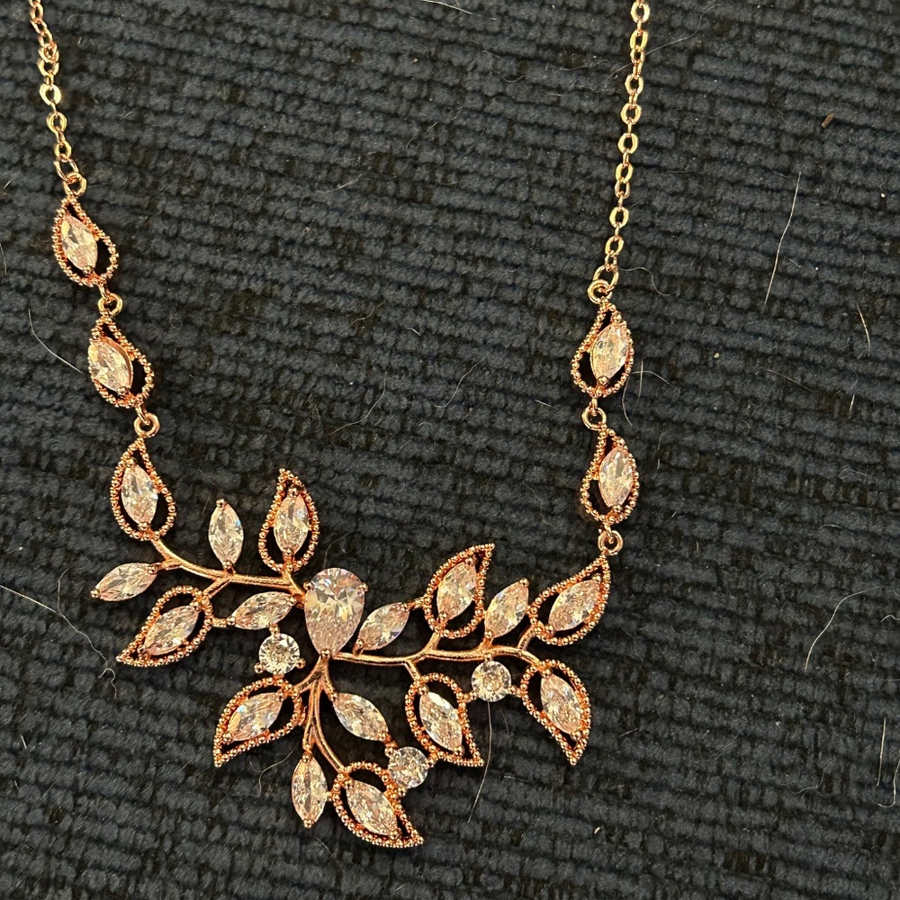 Rose gold jewelry and hair comb - Picture 2 of 4